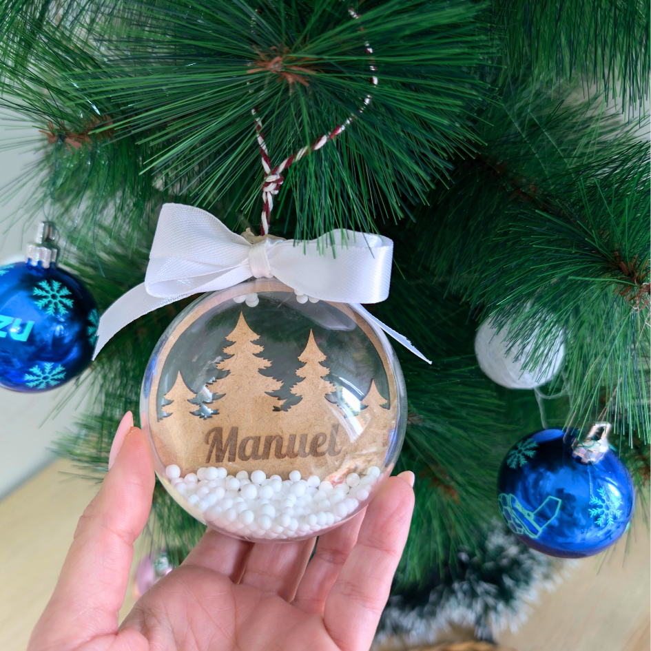 Bola de Navidad Personalizada de 8 cm con Árboles de Madera y Copos de Nieve